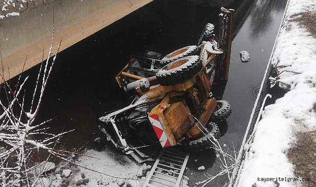 Kar küreme çalışması yapan iş makinası su kanalına düştü