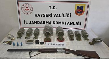 Kayseri'de bir evde esrar ve ruhsatsız tüfek ele geçirildi