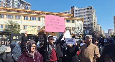 Okulun kapanacağını iddia eden veliler eylem yaptı