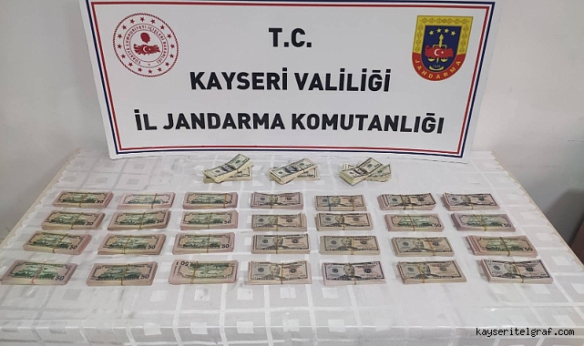 Piyasaya 8 milyon liralık sahte dolar sürmeye çalışırken yakalandı