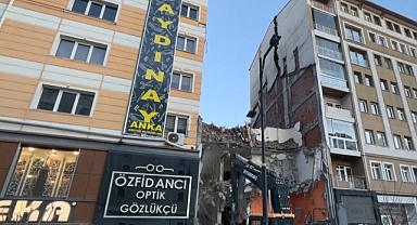 Sivas'ta yapılan yıkım yan binaya ağır hasar verdi