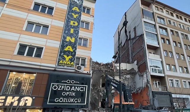 Sivas'ta yapılan yıkım yan binaya ağır hasar verdi