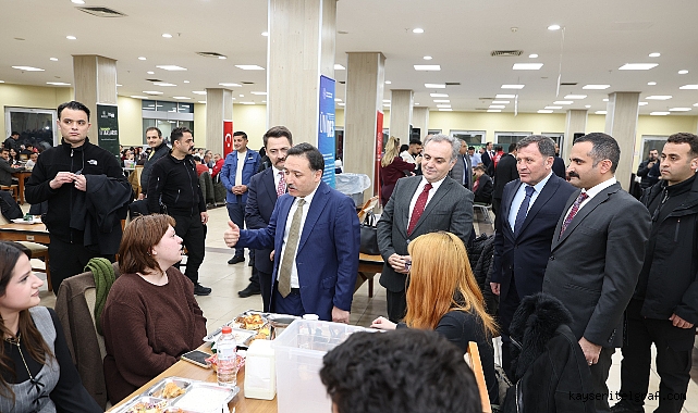 Vali Çiçek iftarını öğrencilerle yaptı