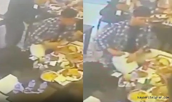 Yemeğinden çıkan böcek adamı ısırdı