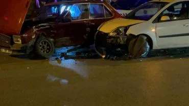 Aynı istikamette giden iki araç çarpıştı