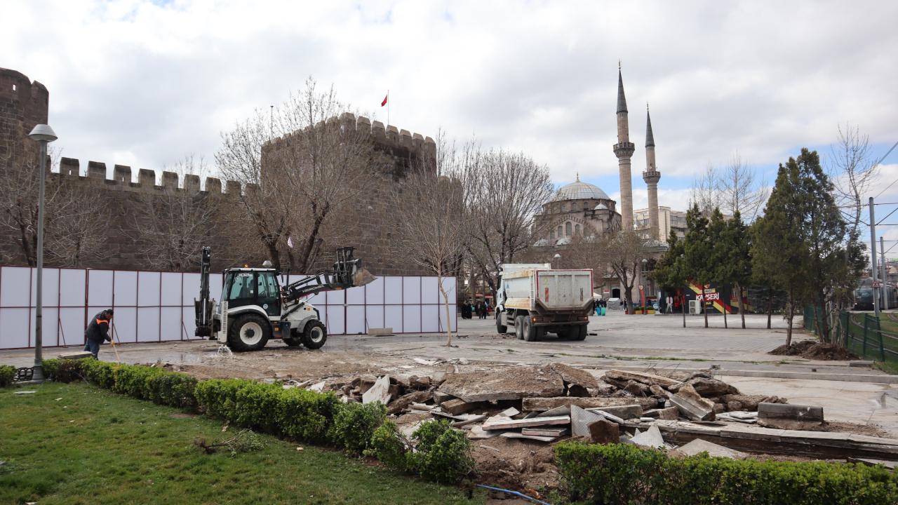 Cumhuriyet Meydanı’ndaki son işletme de kaldırıldı