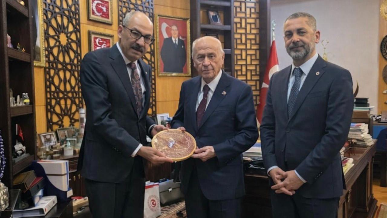 Gülsoy, MHP Lideri Bahçeli'ye 'tescilli pastırma' hediye etti