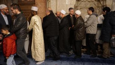 Kayseri protokolü Hunat Camii’nde vatandaşlarla bayramlaştı