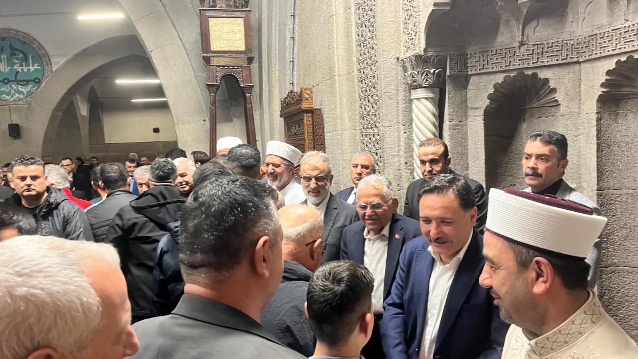 Kayseri protokolü Hunat Camii’nde vatandaşlarla bayramlaştı