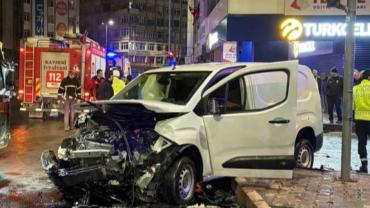 Kayseri'de iki araç çarpıştı, sürücüler yaralandı