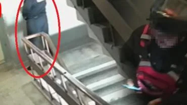 Kurye sipariş götürdüğü apartmana idrarını yaptı