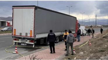 OSB'de bir kişi TIR altında ölü bulundu