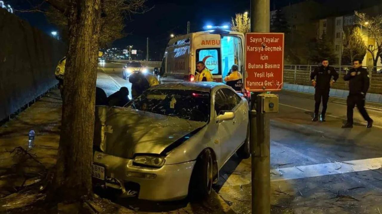 Selimiye'de araç kaldırıma çıktı; 2 yaralı