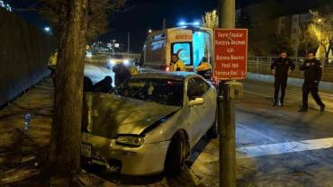 Selimiye'de araç kaldırıma çıktı; 2 yaralı