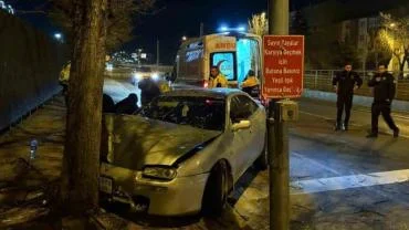 Selimiye'de araç kaldırıma çıktı; 2 yaralı