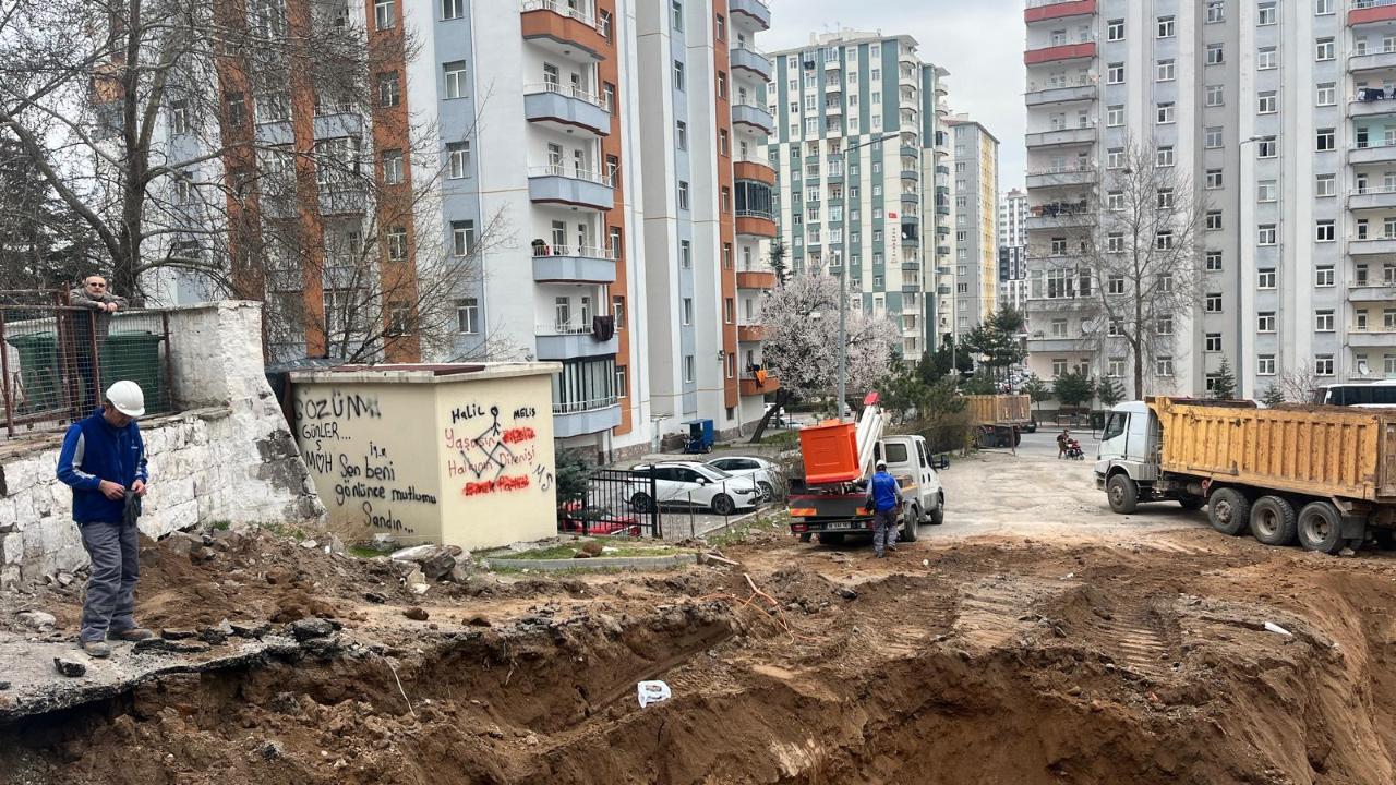Talas'ta bir binanın önüne atılan bina temeli çevre sakinlerinden tepki topladı