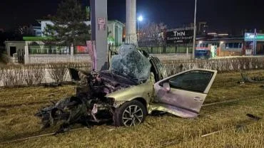 Tramvay yoluna giren araç hurda oldu