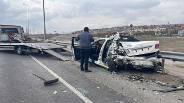 Yol kenarında duran araca TIR çarptı; 1 ağır yaralı