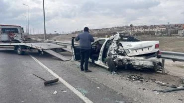 Yol kenarında duran araca TIR çarptı; 1 ağır yaralı