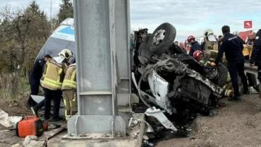 Ankara'da otobüs üst geçidin ayağına çarptı; 5 ölü