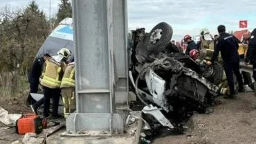 Ankara'da otobüs üst geçidin ayağına çarptı; 5 ölü