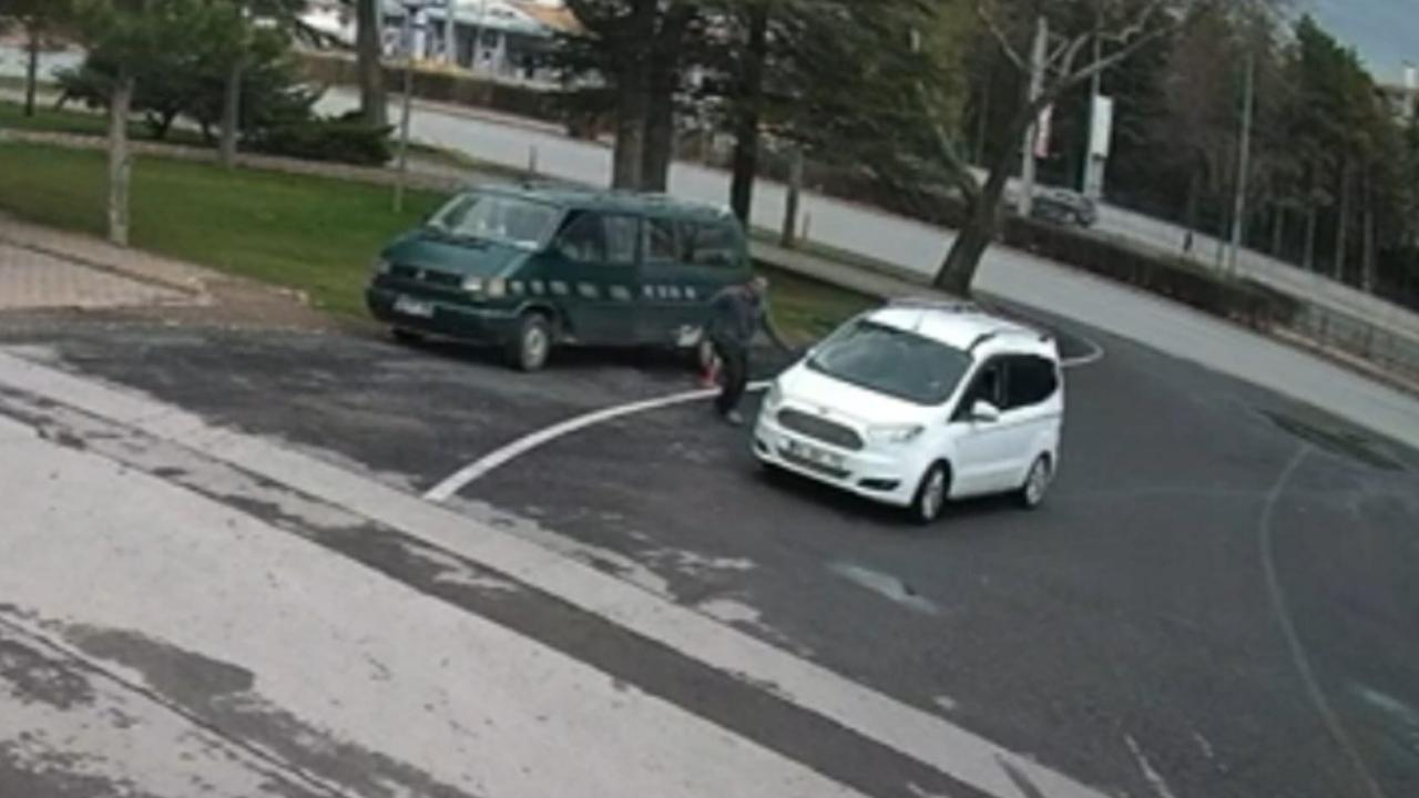 Aracından indi, ehliyetinden oldu