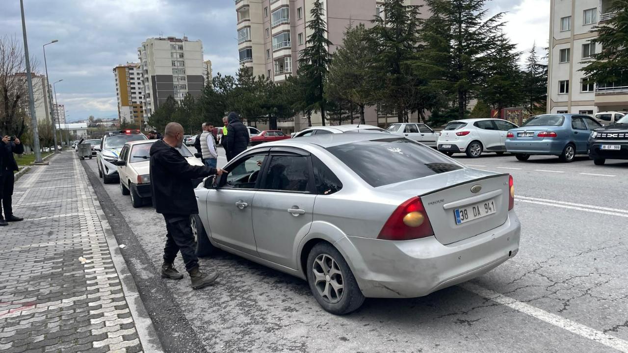 Beyazşehir'de polisten kaçan ehliyetsiz genç yakalandı