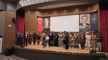 Birlik Vakfı Kayseri Şubesi Tiyatro Kulübü, 'Çanakkale Ruhu' oyununu sergilendi