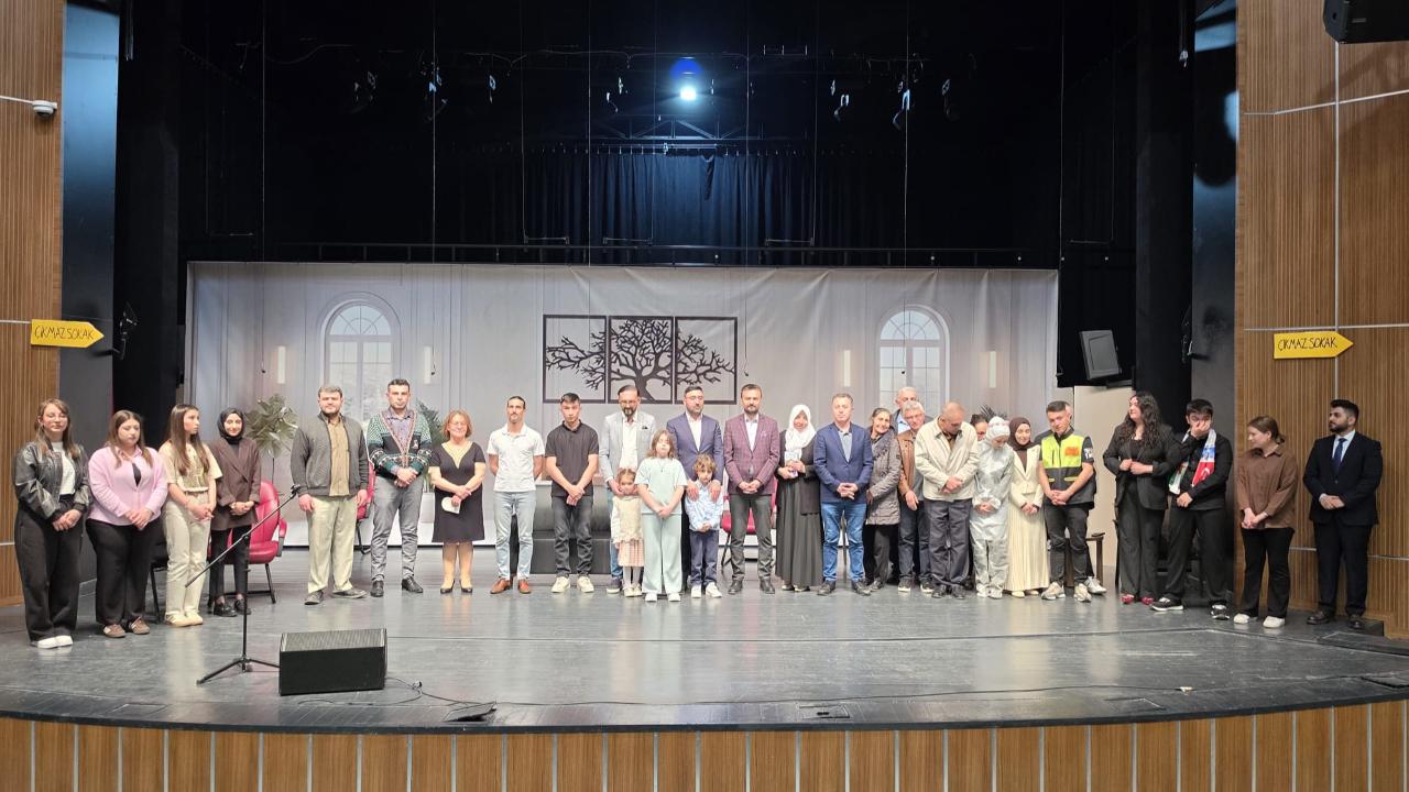 Birlik Vakfı Tiyatro Kulübü "Anlatacak Çok Şeyimiz Var" isimli oyunu sergiledi
