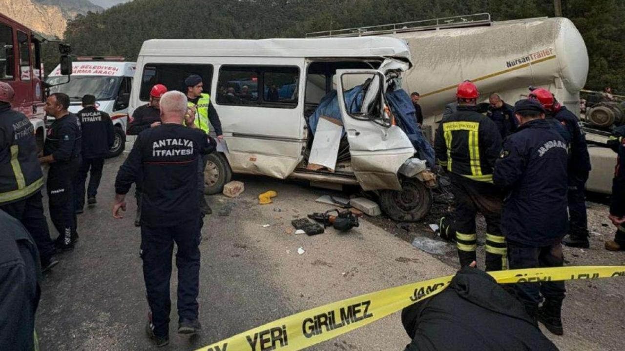 Burdur'da işçi servisi tırla çarpıştı; 7 ölü