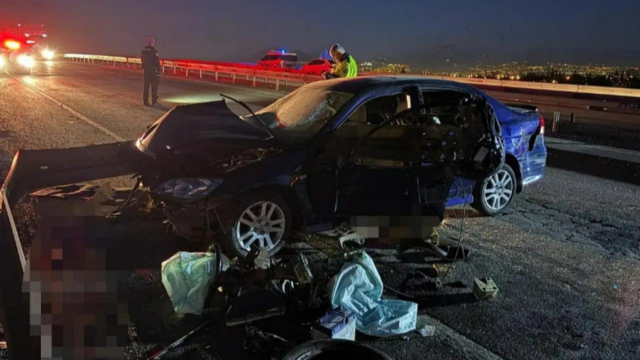 Çevre yolda feci kaza; otomobil bariyerlere saplandı