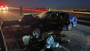 Çevre yolda feci kaza; otomobil bariyerlere saplandı