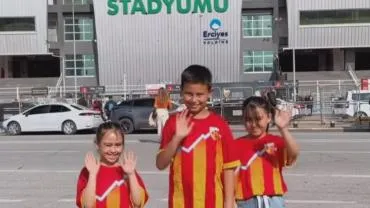 Çolakbayrakdar yetimlerin yüzünü güldürdü