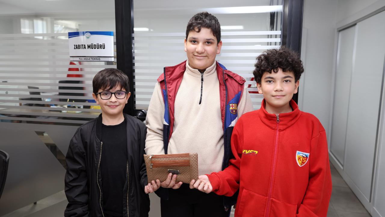 Cüzdan bulan 3 çocuk cüzdanı belediyeye teslim etti