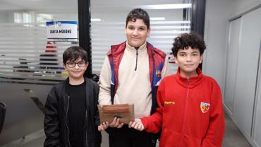 Talas'ta  3 çocuk  buldukları cüzdanı belediyeye teslim etti