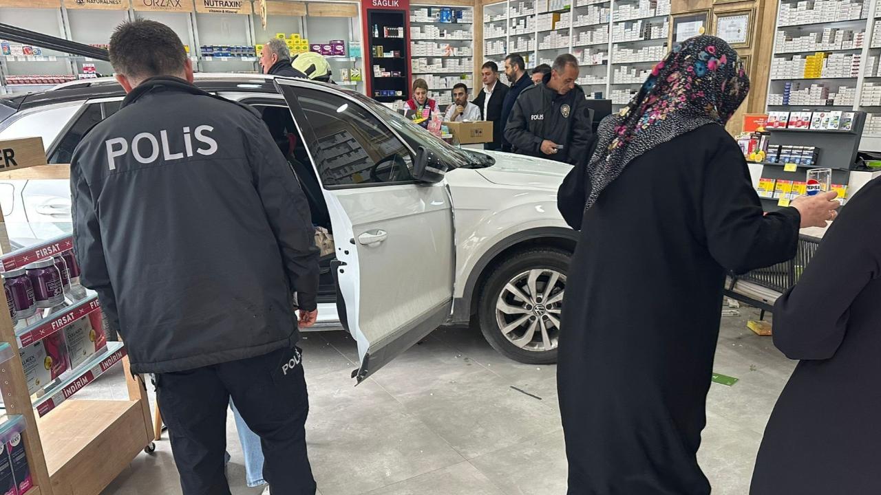 Erkilet'te otomobil eczaneye daldı