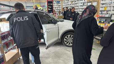 Erkilet'te otomobil eczaneye daldı