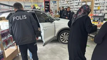 Erkilet'te otomobil eczaneye daldı