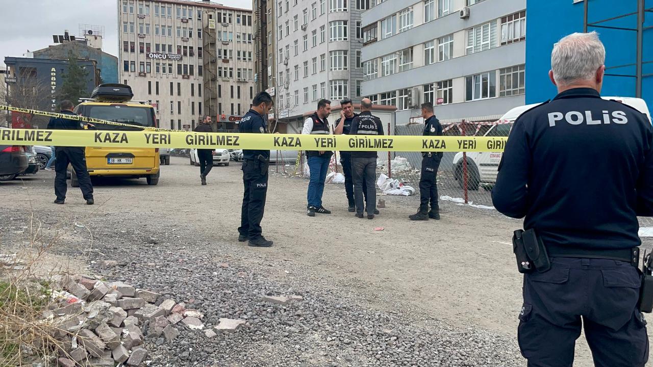 Eski öğretmen evi civarında silahlı kavga