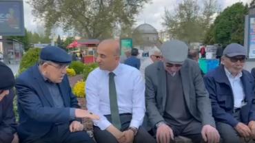 Genç, Hunat Camii önünde emeklilerle bir araya geldi