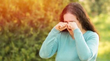 Göz alerjilerinin yaklaşık yarısını saman nezlesi oluşturuyor