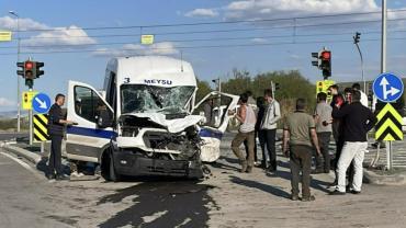 İşçi servisi ile kamyon çarpıştı; 8 yaralı