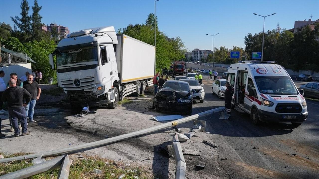 İzmir'de tır karşı şeride geçti; 1 polisimiz şehit oldu, 2 kişi hayatını kaybetti