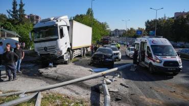 İzmir'de tır karşı şeride geçti; 1 polisimiz şehit oldu, 2 kişi hayatını kaybetti