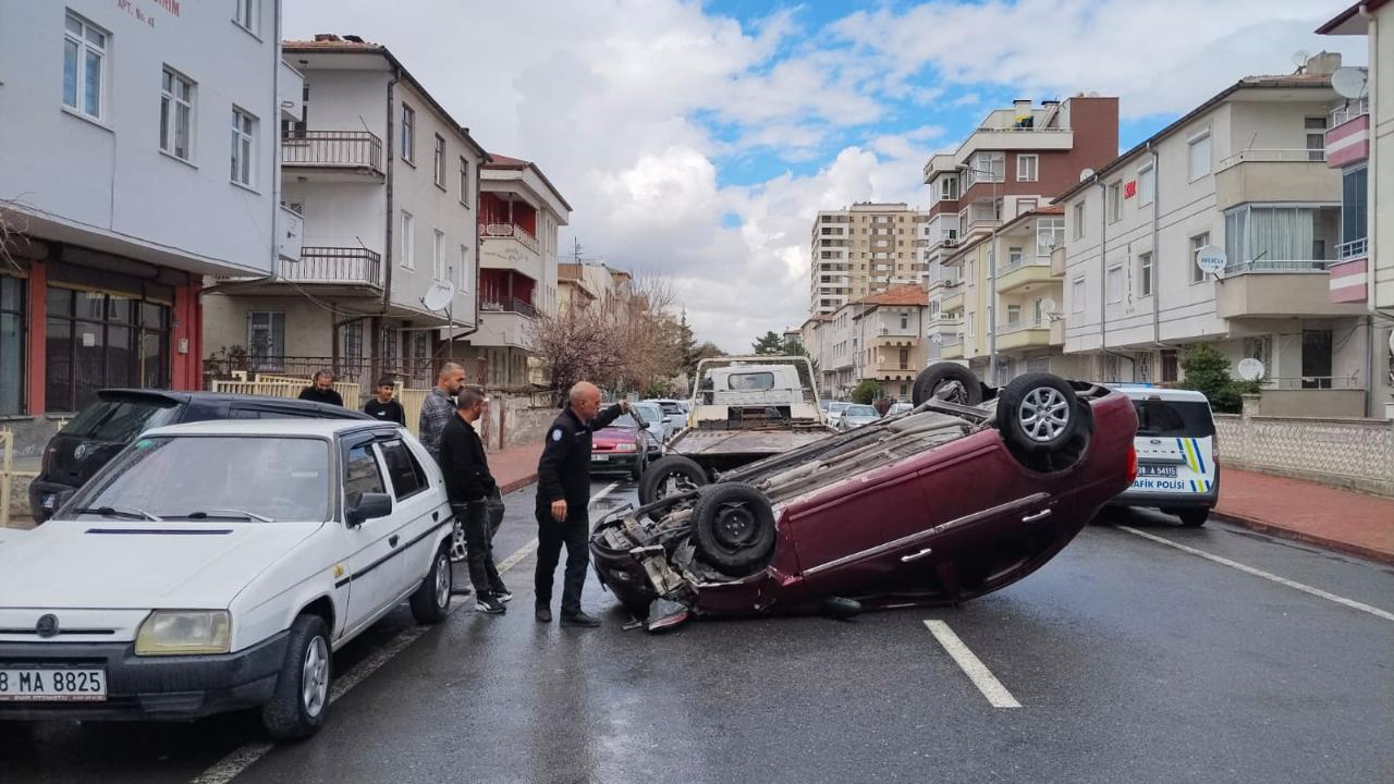 Kayseri'de araç devrildi; 2 yaralı