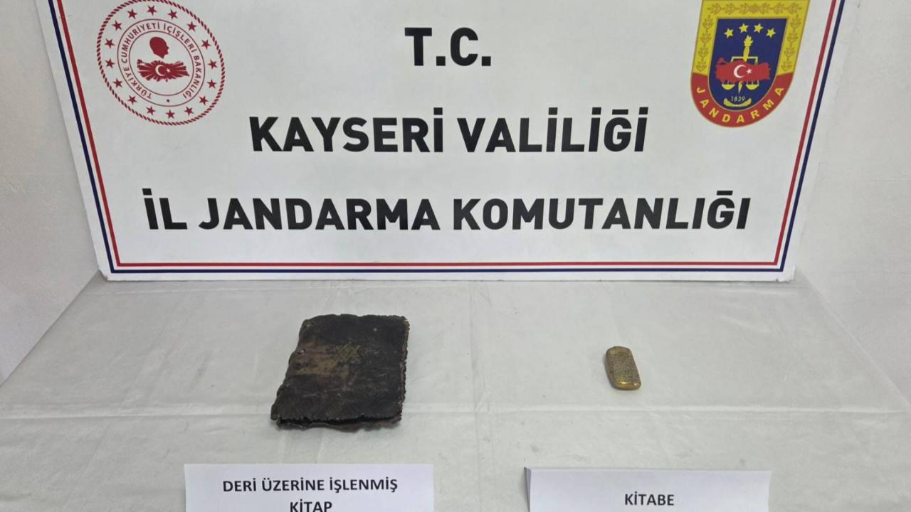 Kayseri'de deri üzerine işlenmiş el yazması tarihi kitap ele geçirildi