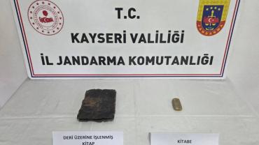 Kayseri'de deri üzerine işlenmiş el yazması tarihi kitap ele geçirildi
