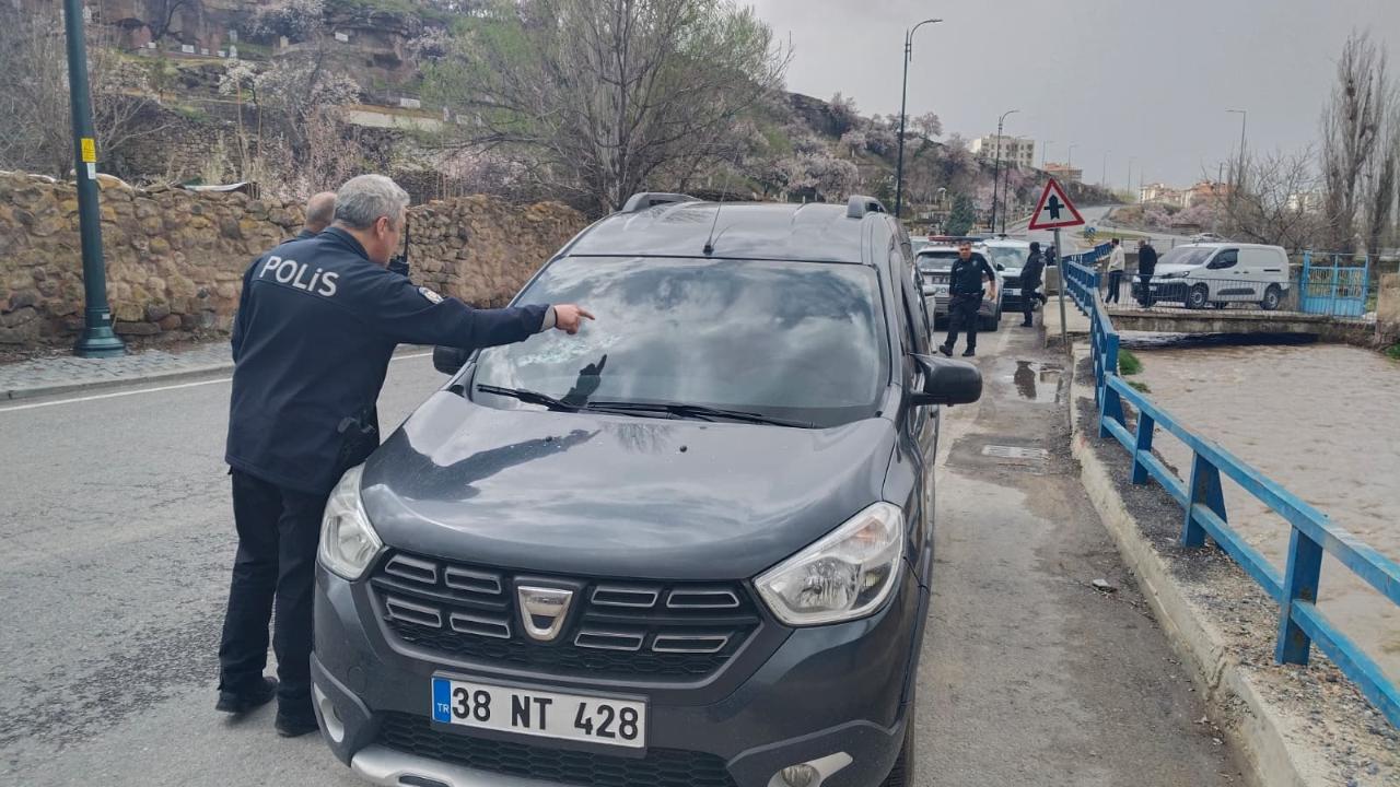 Kayseri'de iki aile arasındaki kavgada 2 araç kurşunlandı