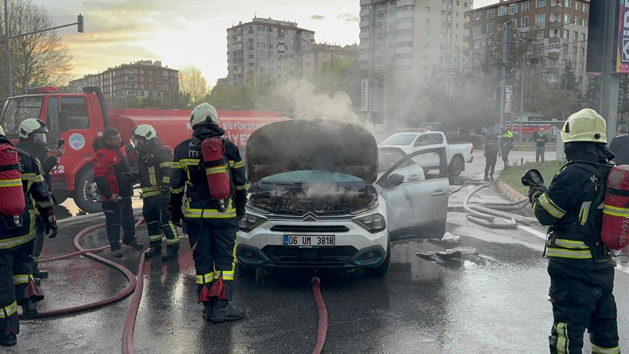 Kayseri’de seyir halindeki elektrikli otomobil yandı