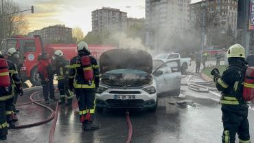 Kayseri’de seyir halindeki elektrikli otomobil yandı